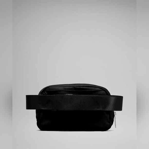 NEW! Lululemon Everywhere Belt Bag 1L - Picture 4 of 11